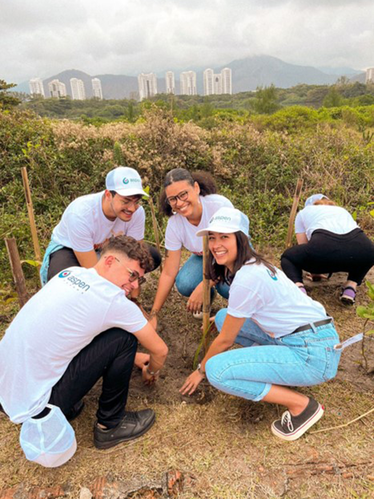 AspenPharmaBrazil_2023_seedingplanting_8-1200x1600 AspenPharmaBrazil_2023_seedingplanting_8-1200x1600
